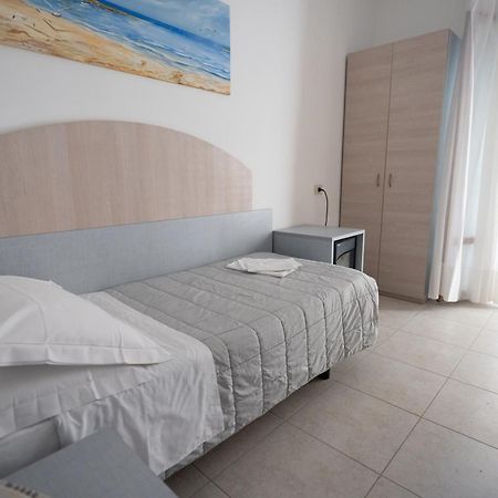 Hotel Petite Fleur Alba Adriatica Dış mekan fotoğraf