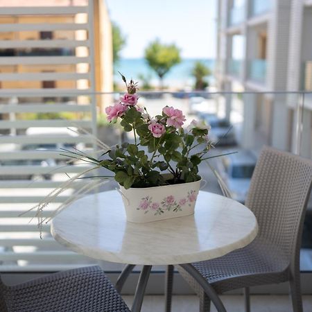 Hotel Petite Fleur Alba Adriatica Dış mekan fotoğraf