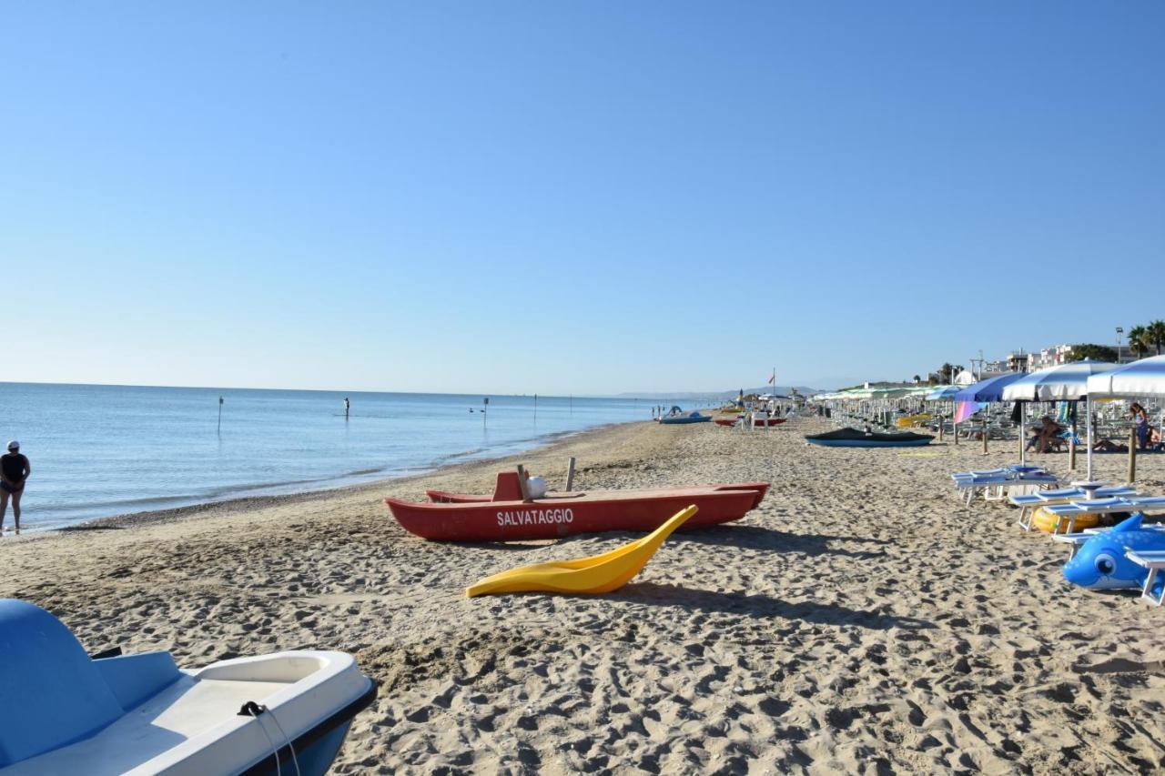 Hotel Petite Fleur Alba Adriatica Dış mekan fotoğraf