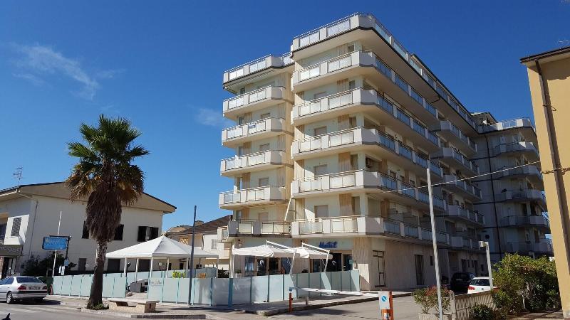 Hotel Petite Fleur Alba Adriatica Dış mekan fotoğraf