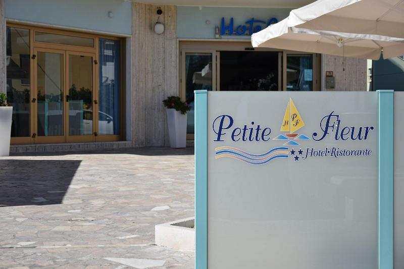 Hotel Petite Fleur Alba Adriatica Dış mekan fotoğraf