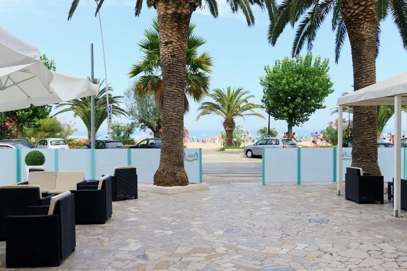 Hotel Petite Fleur Alba Adriatica Dış mekan fotoğraf