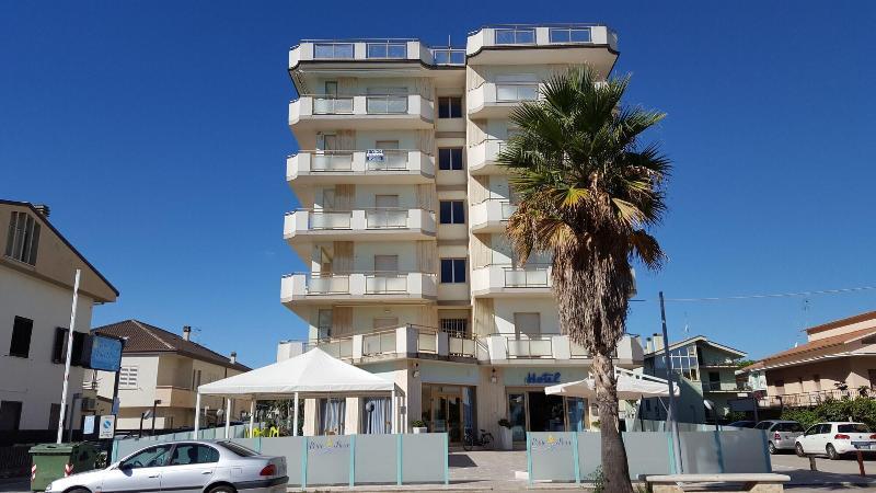 Hotel Petite Fleur Alba Adriatica Dış mekan fotoğraf
