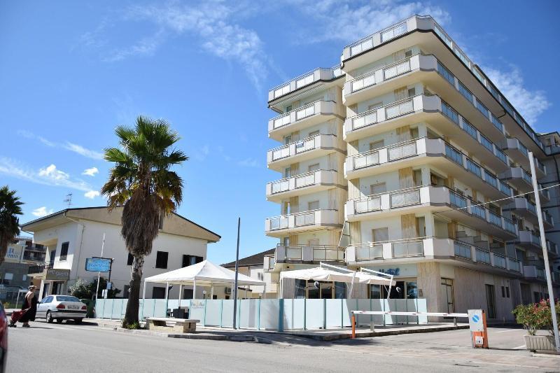Hotel Petite Fleur Alba Adriatica Dış mekan fotoğraf