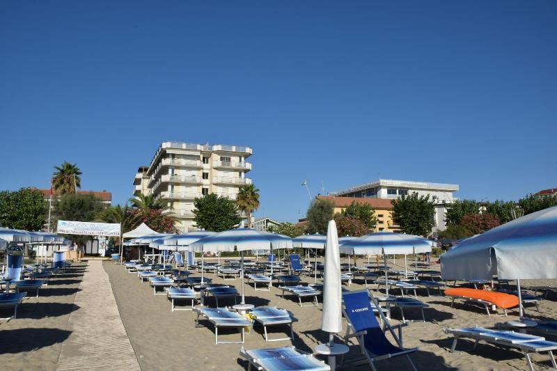 Hotel Petite Fleur Alba Adriatica Dış mekan fotoğraf