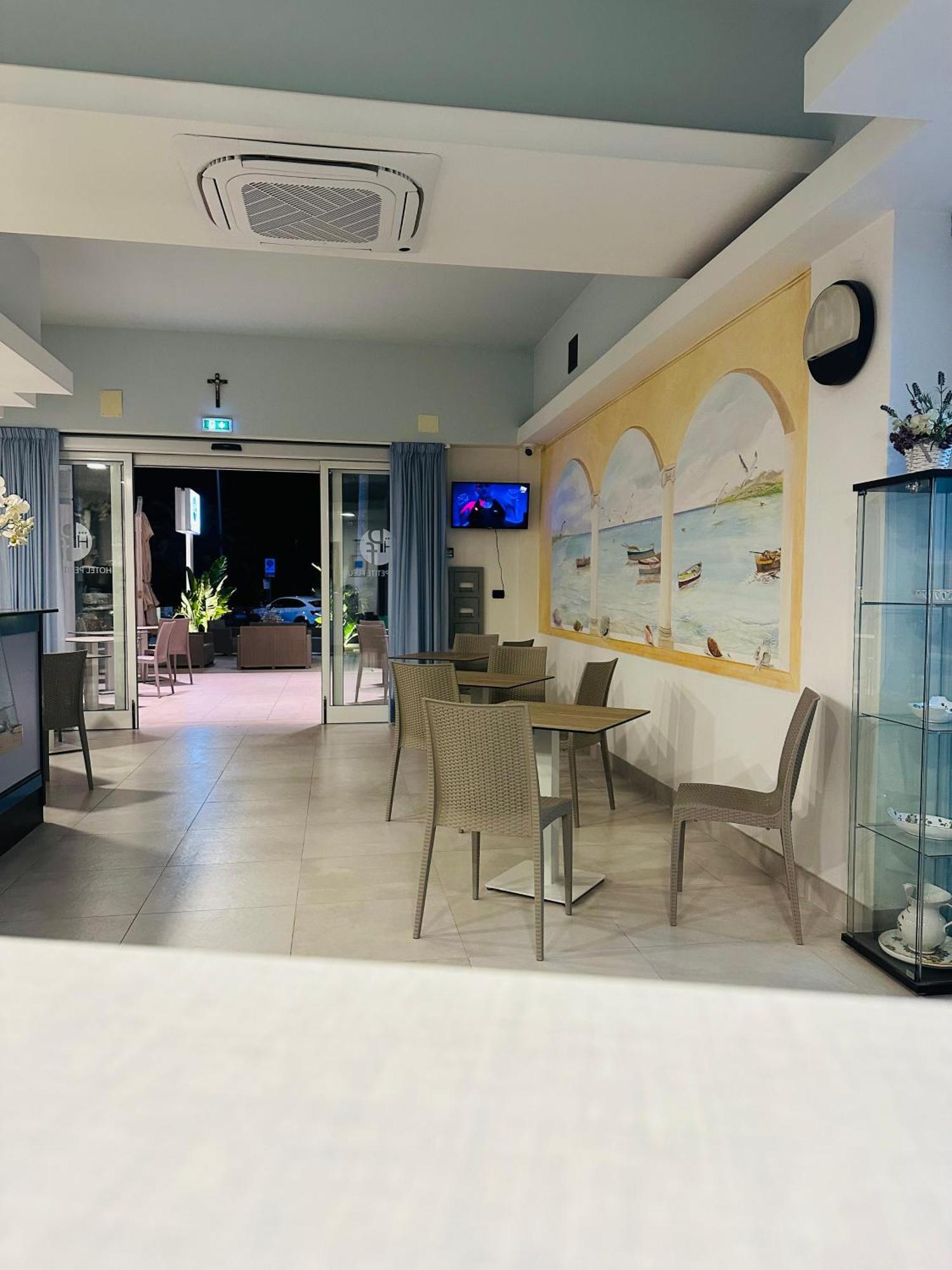 Hotel Petite Fleur Alba Adriatica Dış mekan fotoğraf