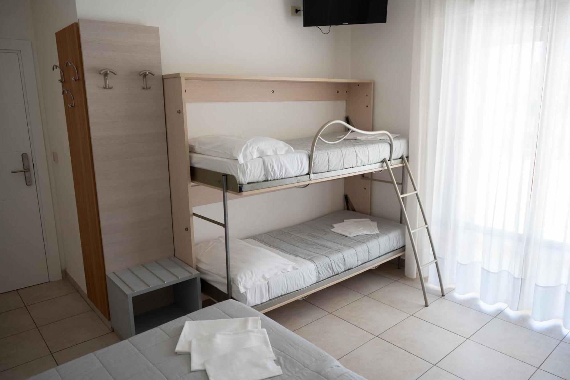 Hotel Petite Fleur Alba Adriatica Dış mekan fotoğraf
