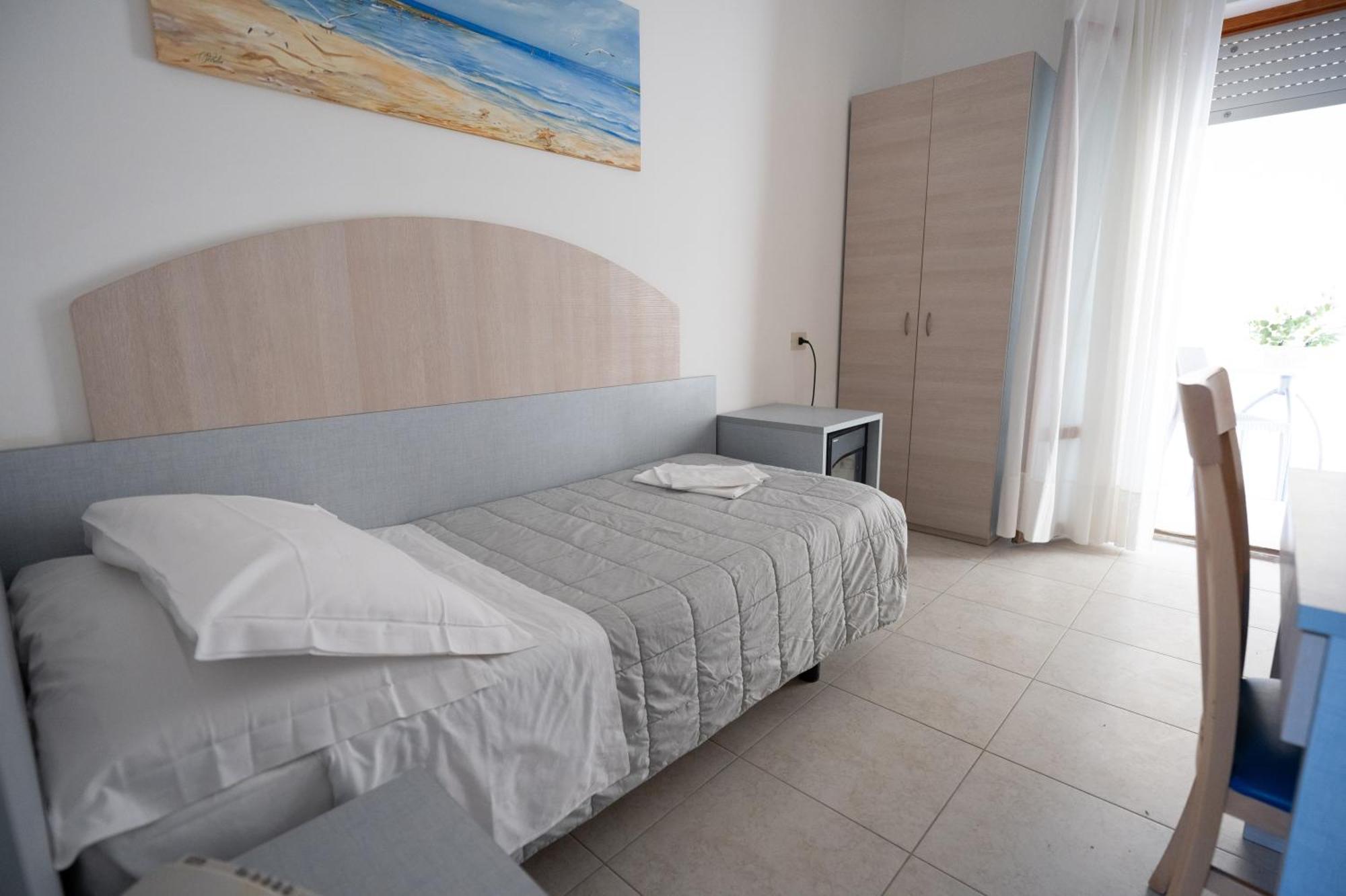 Hotel Petite Fleur Alba Adriatica Dış mekan fotoğraf