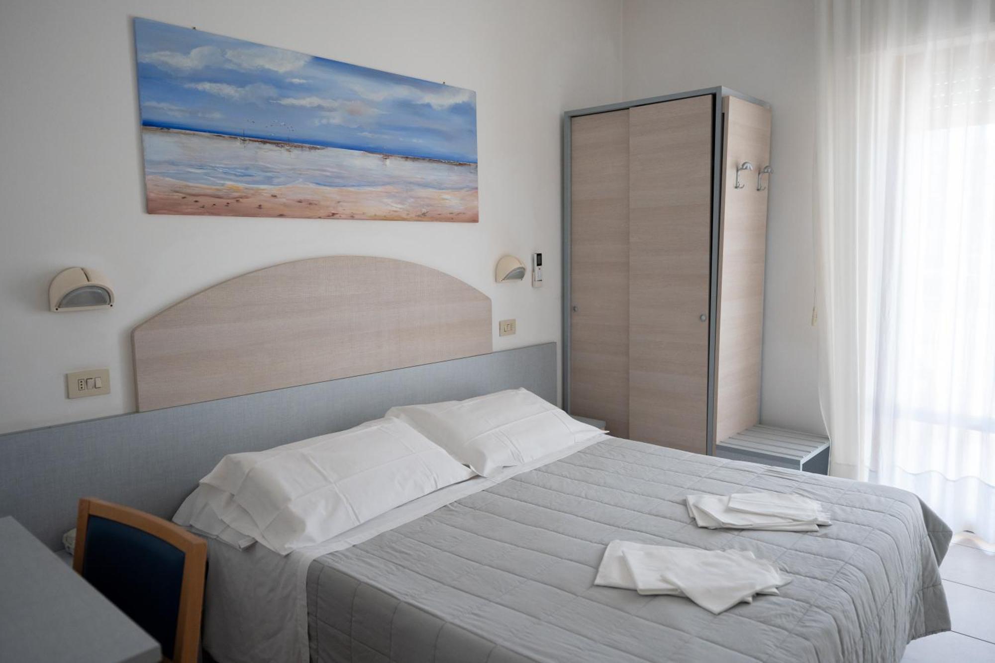 Hotel Petite Fleur Alba Adriatica Dış mekan fotoğraf