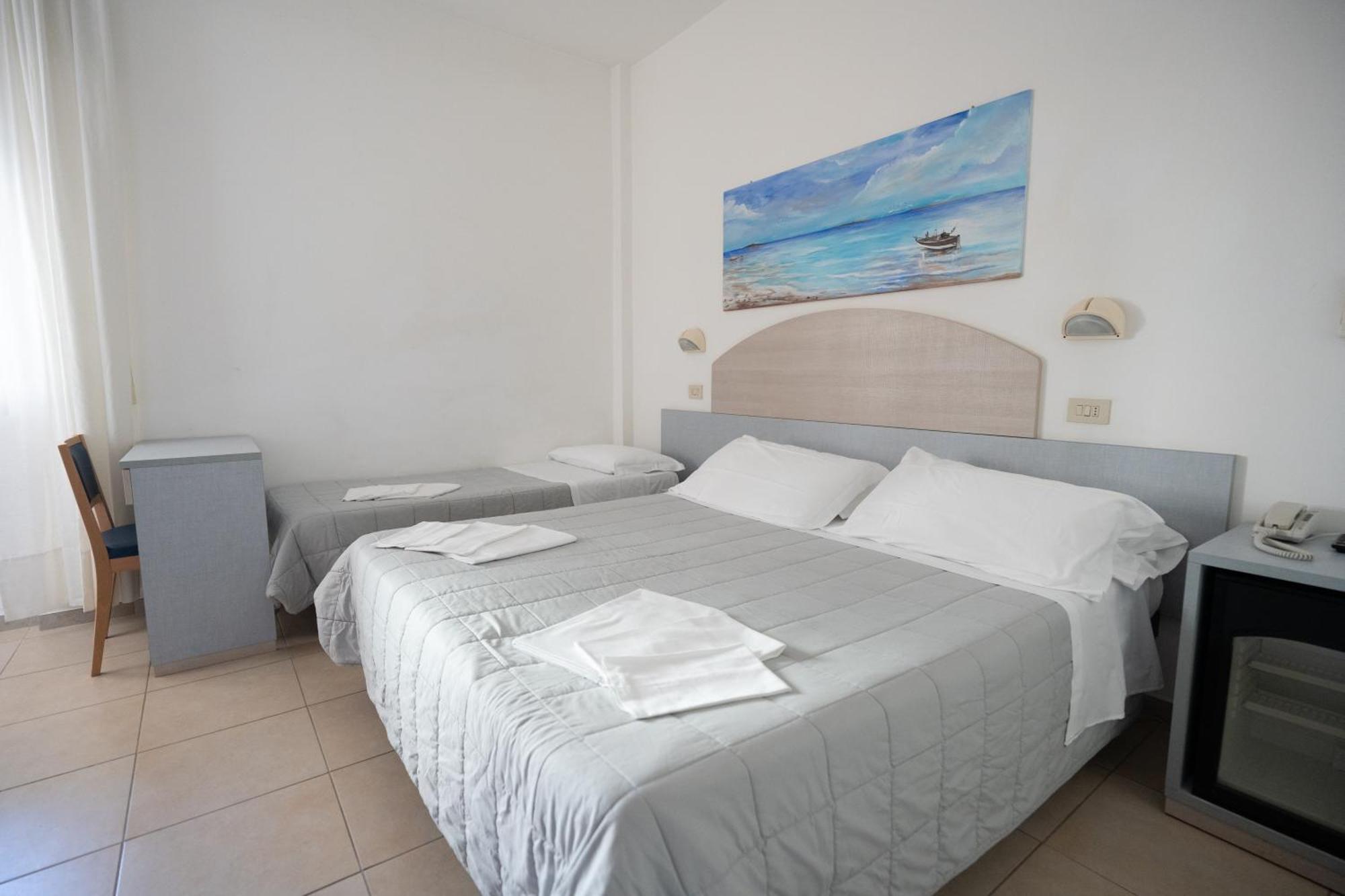 Hotel Petite Fleur Alba Adriatica Dış mekan fotoğraf