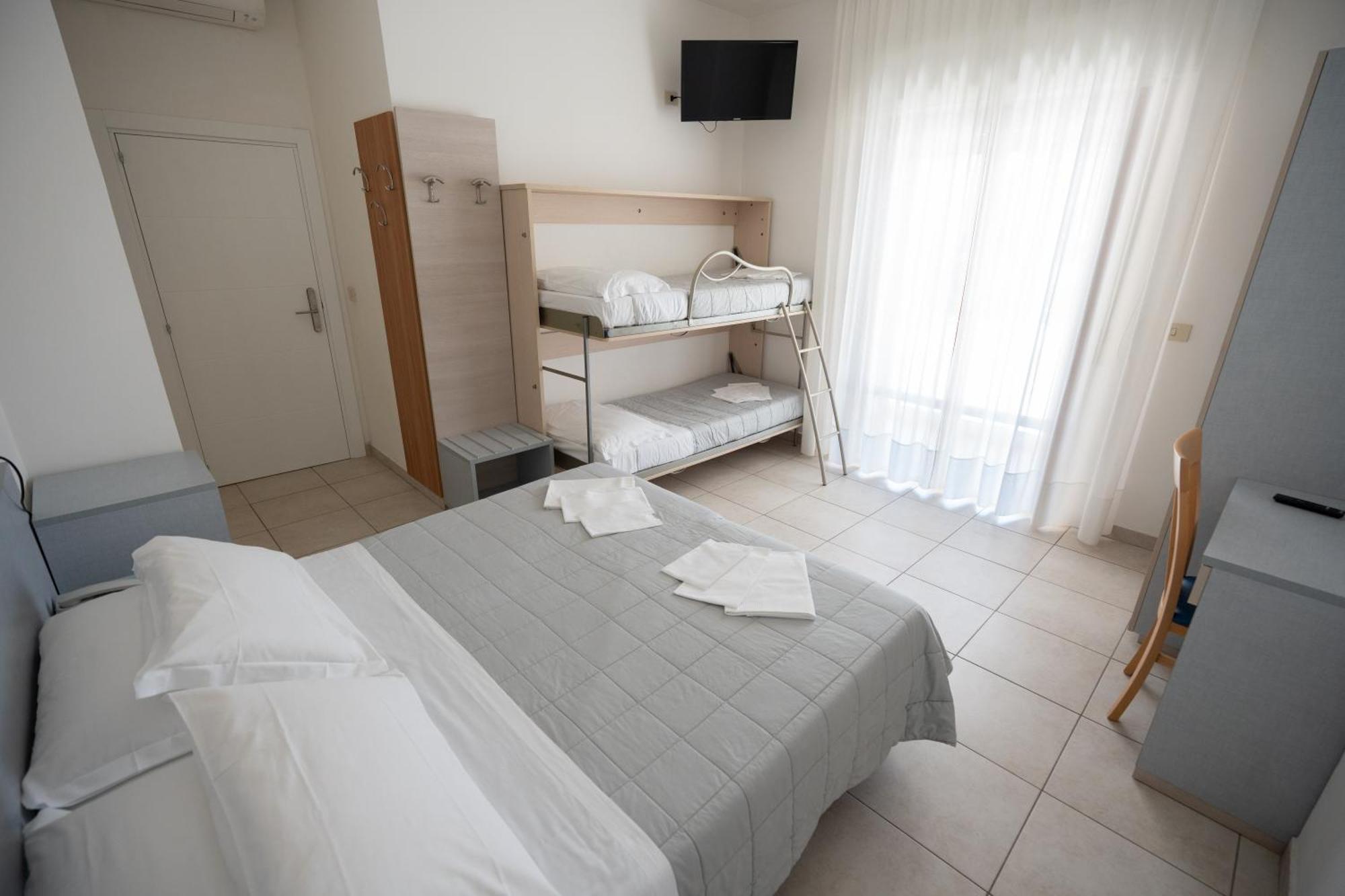 Hotel Petite Fleur Alba Adriatica Dış mekan fotoğraf