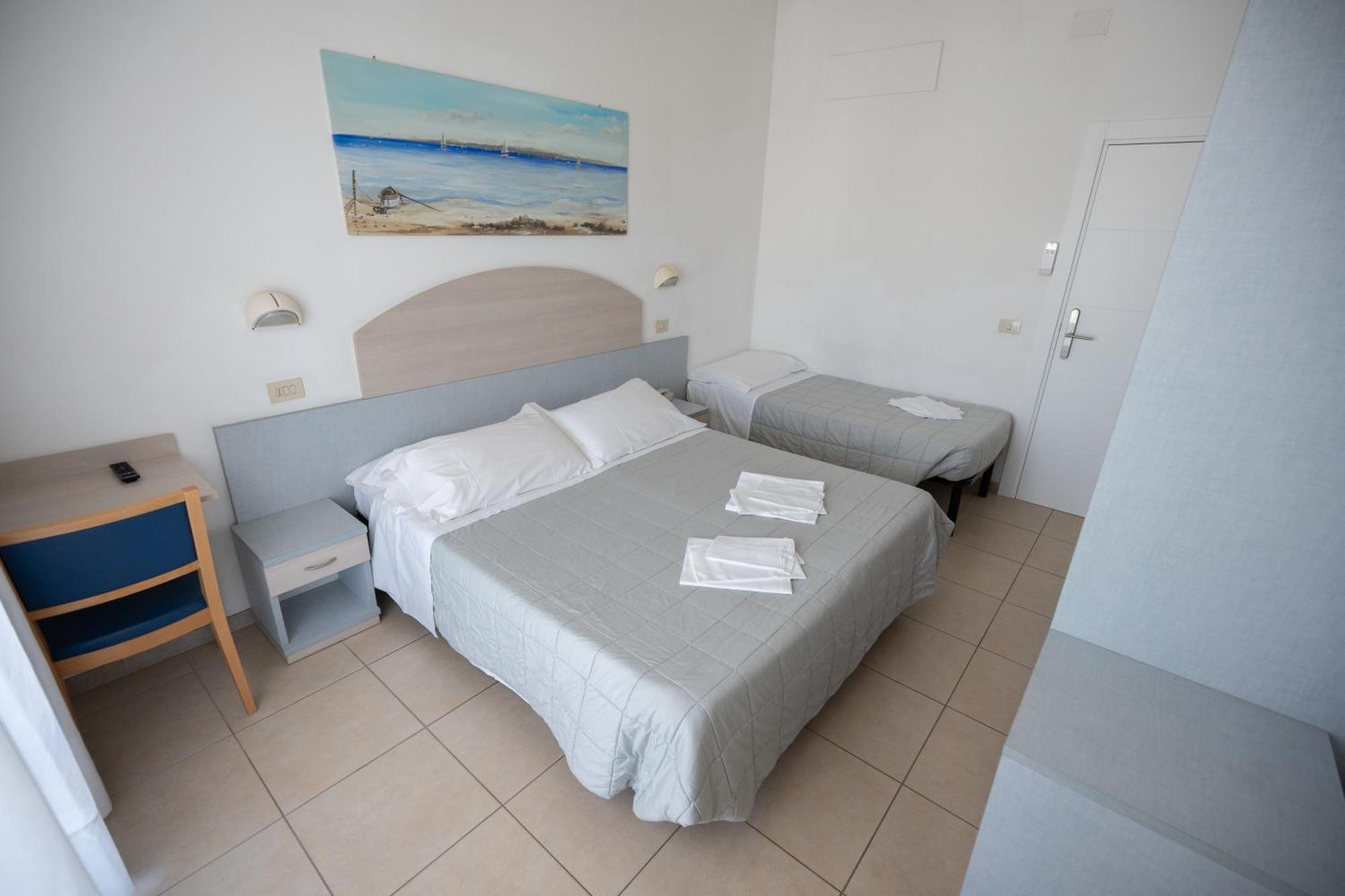 Hotel Petite Fleur Alba Adriatica Dış mekan fotoğraf