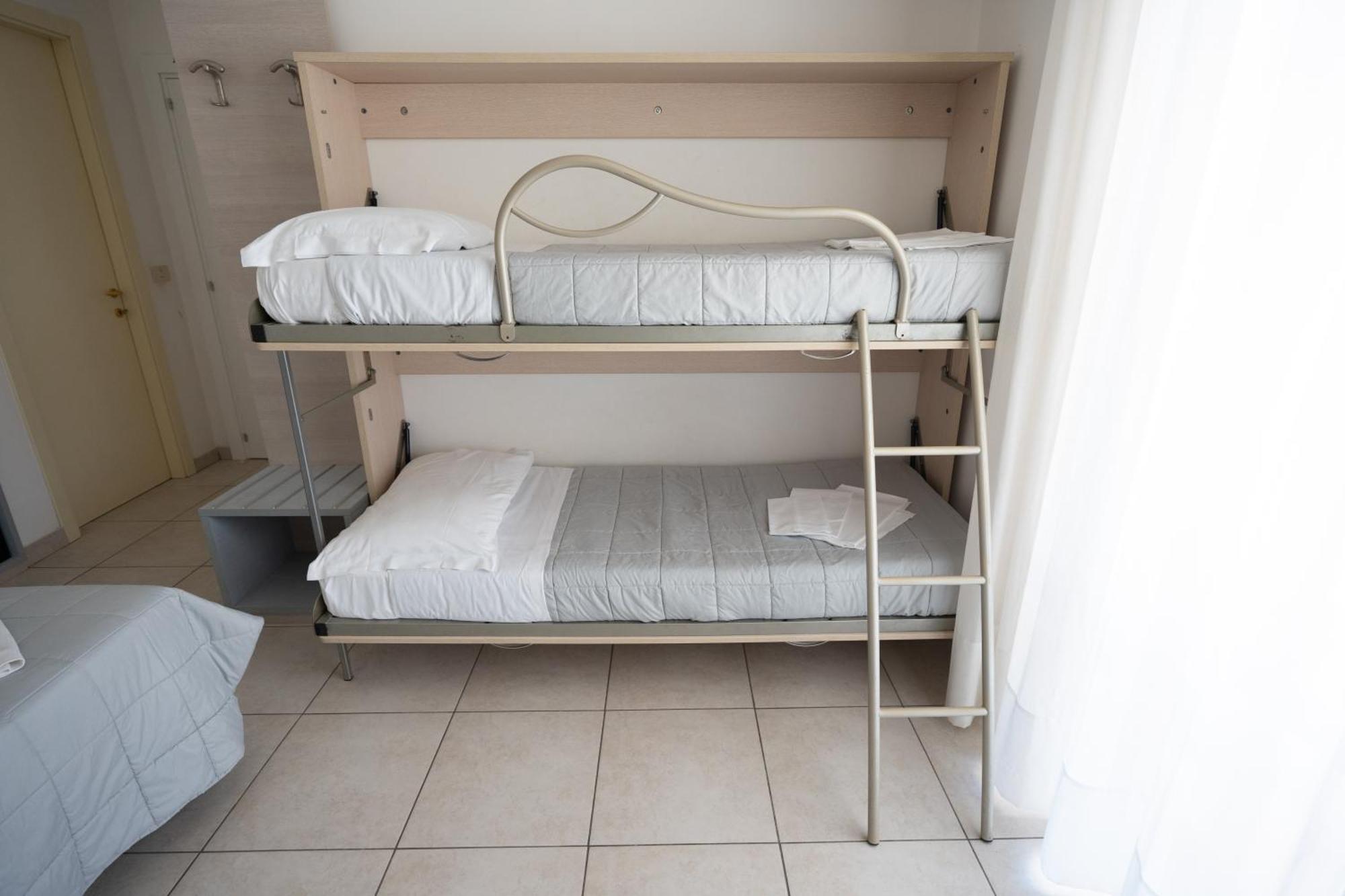 Hotel Petite Fleur Alba Adriatica Dış mekan fotoğraf