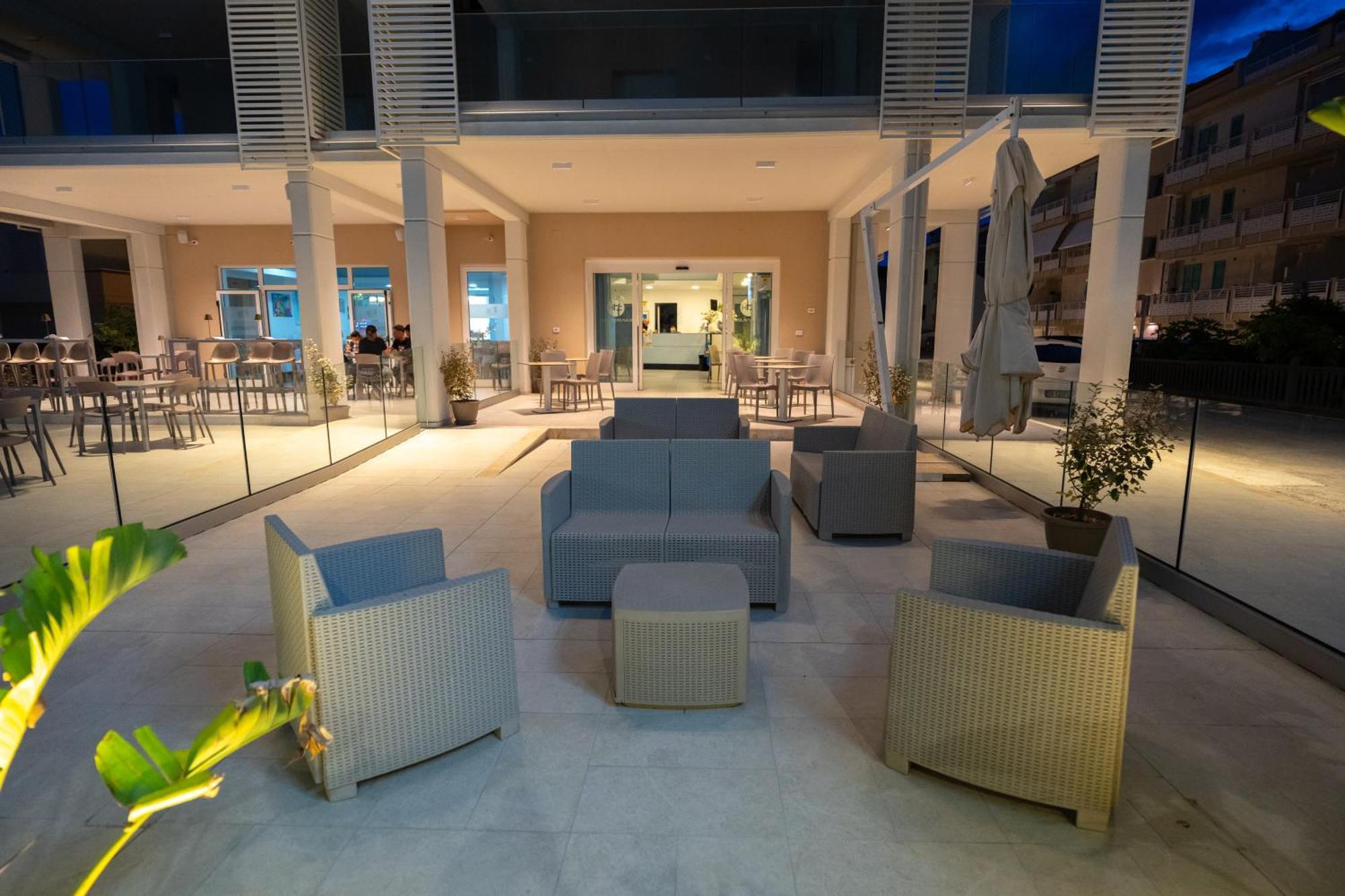 Hotel Petite Fleur Alba Adriatica Dış mekan fotoğraf