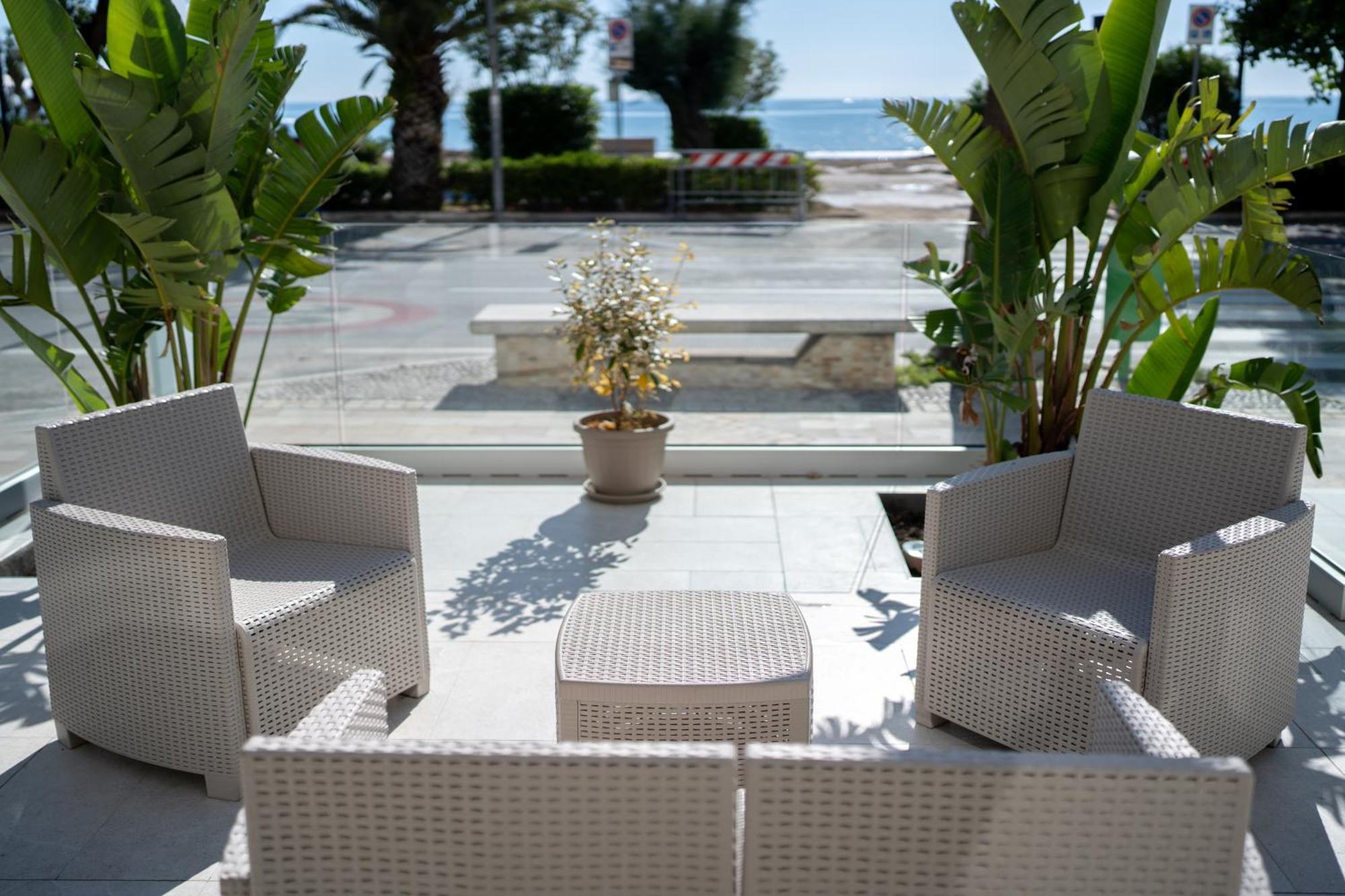 Hotel Petite Fleur Alba Adriatica Dış mekan fotoğraf